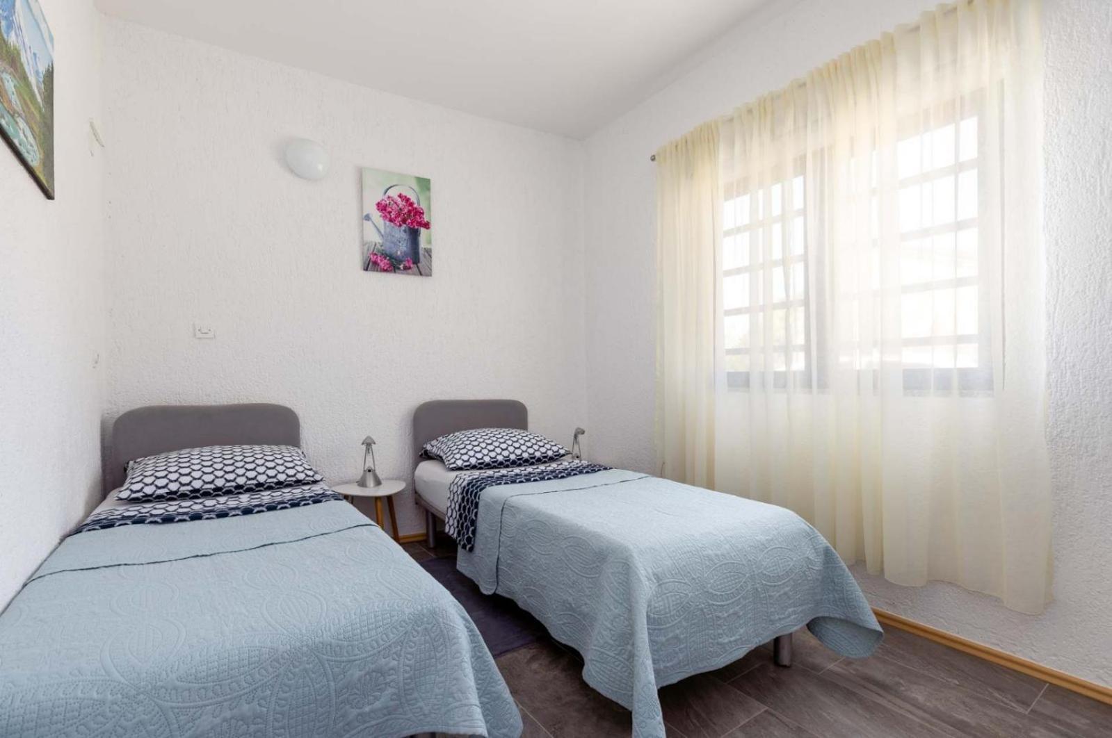 Dvi Ulike Lägenhet Labinci Exteriör bild